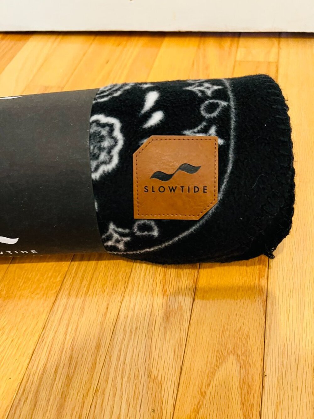 BRAND NEW SLOWTIDE POLAR FLEECE BLANKET - Picture 2 of 5